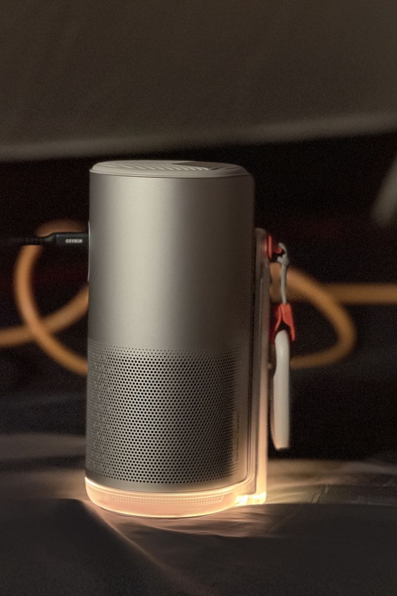 Aladdin Poca Laserをキャンプでスピーカーとして使用している