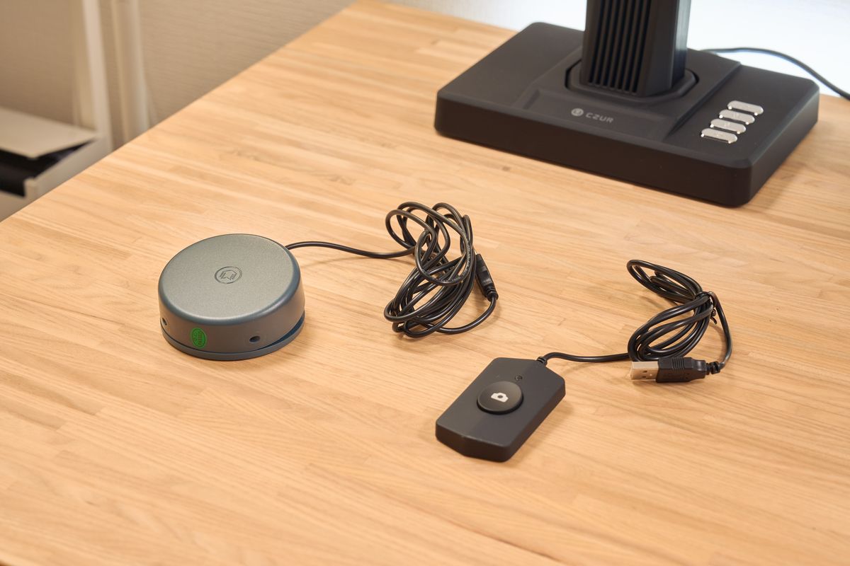 CZUR ET MAXのフットペダルとハンドルボタンを並べている