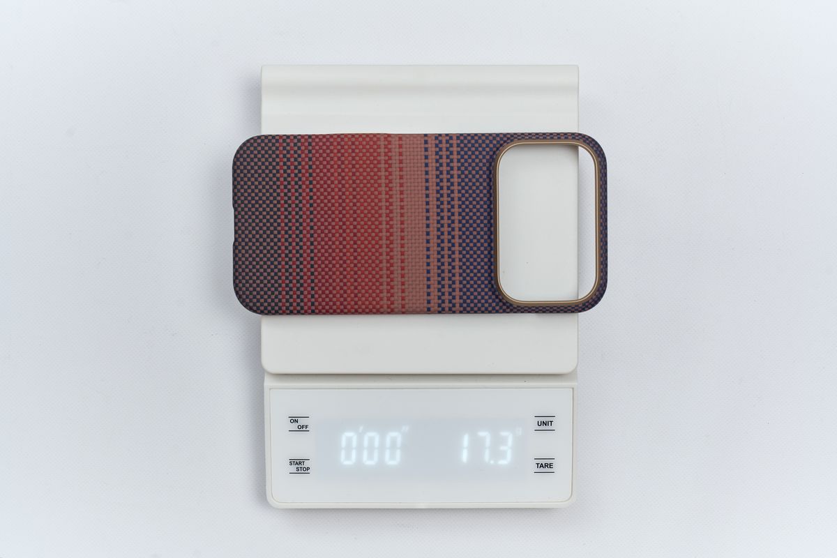PITAKA Ultra-Slim Case iPhone 17 Pro用の重さを量っている
