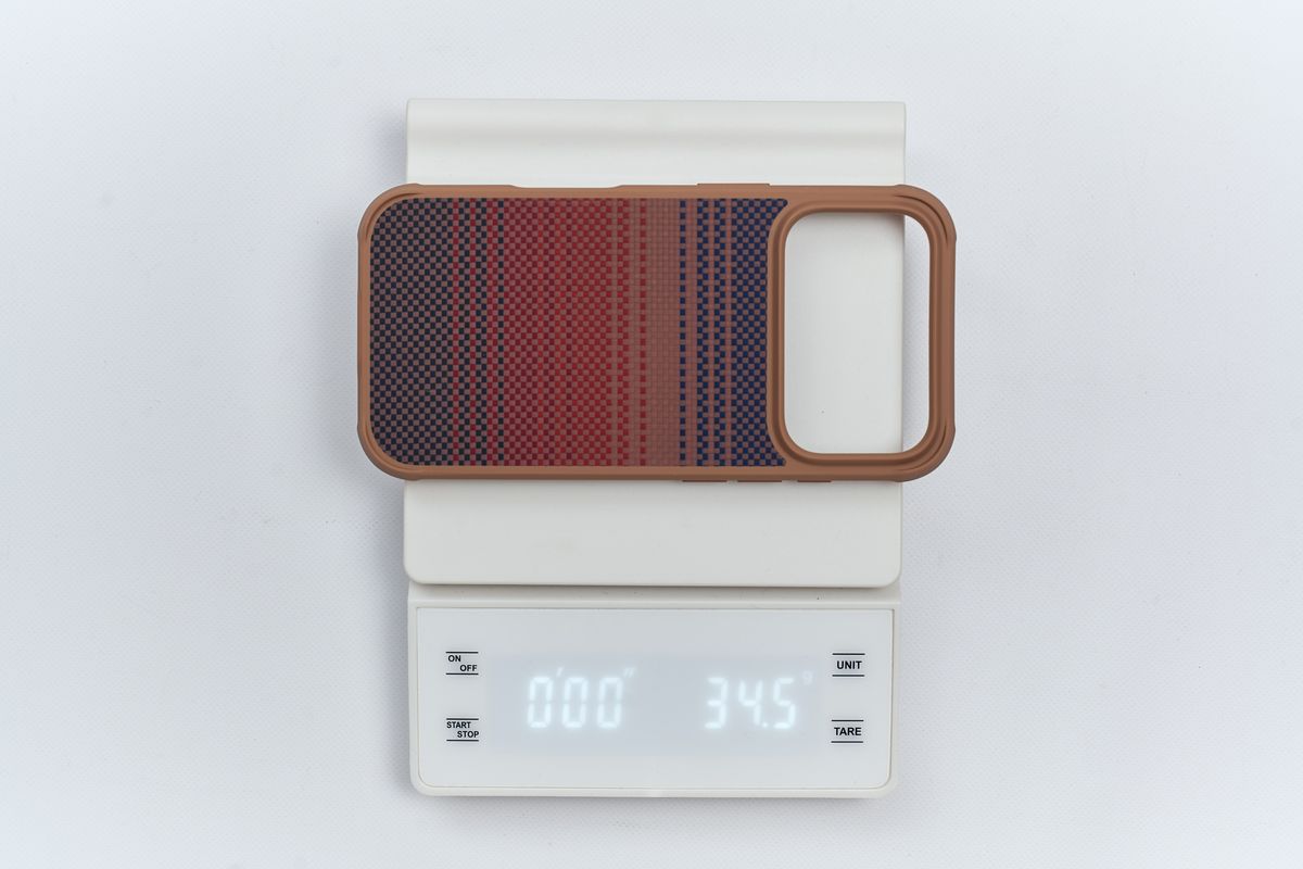 PITAKA Aramid ProGuard Case iPhone 17 Pro用の重さを量っている