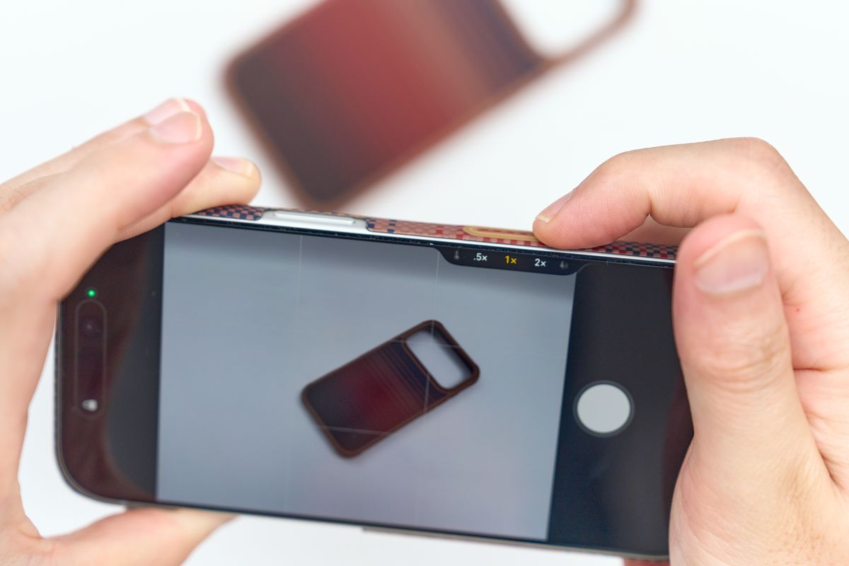 PITAKA Ultra-Slim CaseをiPhone 17 Proで写真を撮っている
