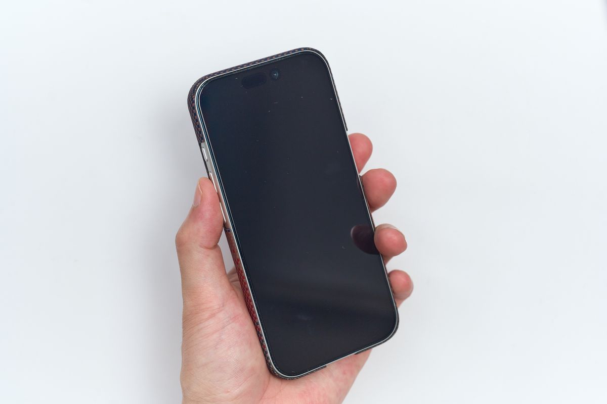 PITAKA Ultra-Slim Caseを装着したiPhone 17 Proを手に持っている