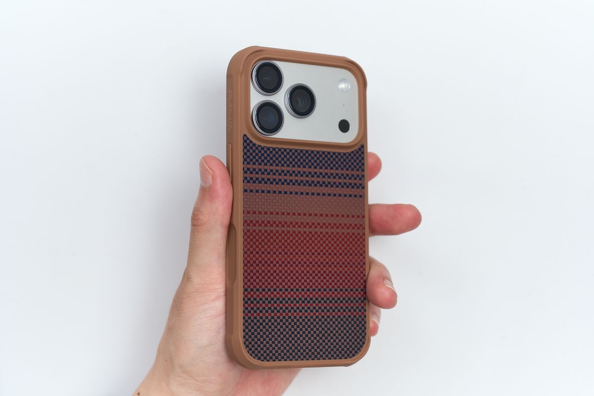 PITAKA Aramid ProGuard Caseを装着したiPhone 17 Proを手に持っている