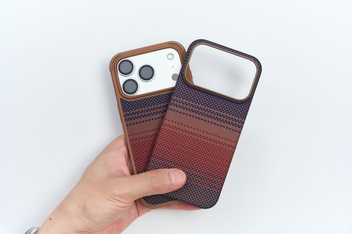 PITAKA Aramid ProGuard Caseを装着したiPhone 17 ProとPITAKA Ultra-Slim Case iPhone 17 Pro用を手に持っている