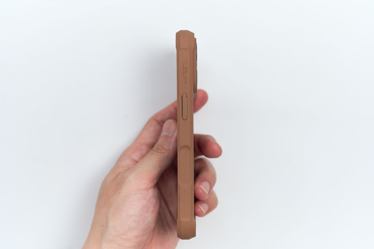 PITAKA Ultra-Slim Case iPhone 17 Pro用の電源ボタン側の側面