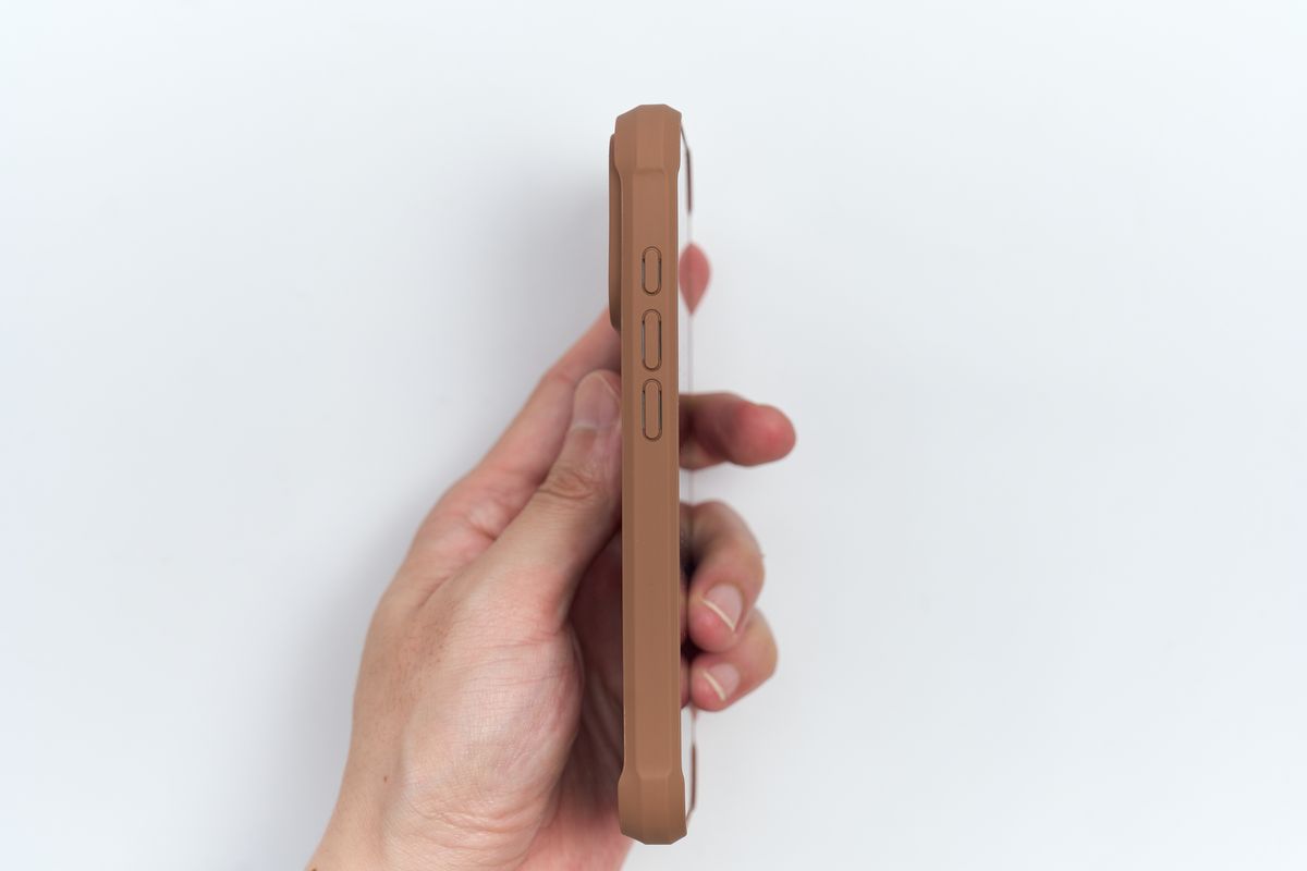 PITAKA Ultra-Slim Case iPhone 17 Pro用の音量ボタン側の側面