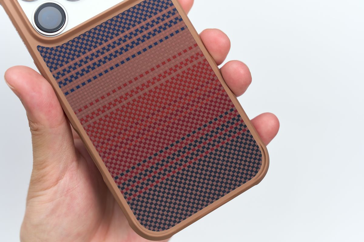 PITAKA Ultra-Slim Case iPhone 17 Pro用の柄をアップにしている