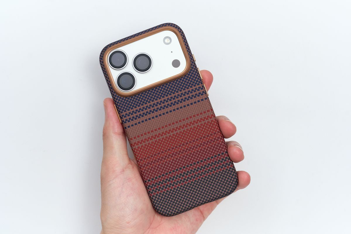 PITAKA Aramid UltraGuard Case 軍用グレード保護ケースをiPhone 17 Proに取り付け手に持っている