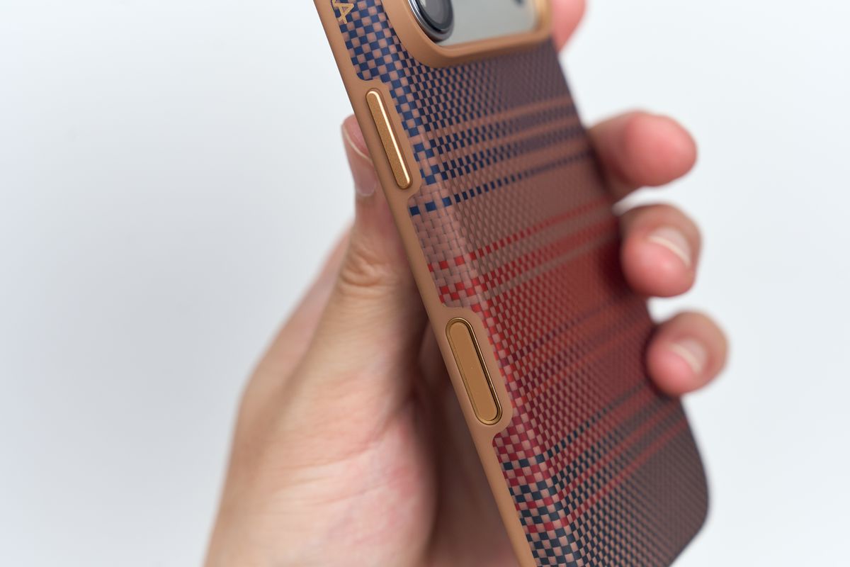 PITAKA Aramid UltraGuard Case 軍用グレード保護ケース iPhone 17 Pro用の電源ボタンをアップで撮影