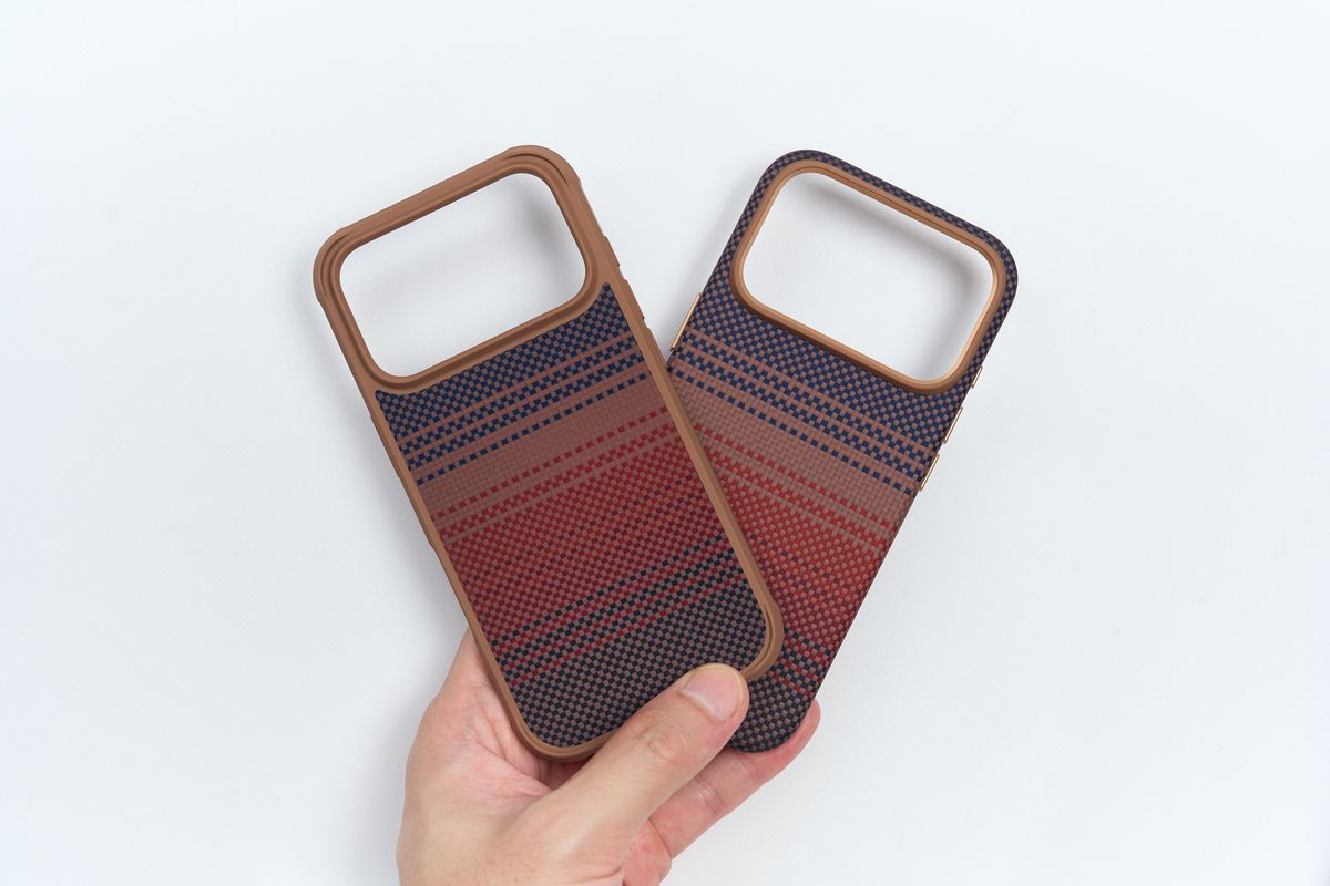 PITAKA Aramid UltraGuard Case 軍用グレード保護ケース iPhone 17 Pro用とPITAKA Aramid UltraGuard Case 軍用グレード保護ケース iPhone 17 Pro用を手に持っている