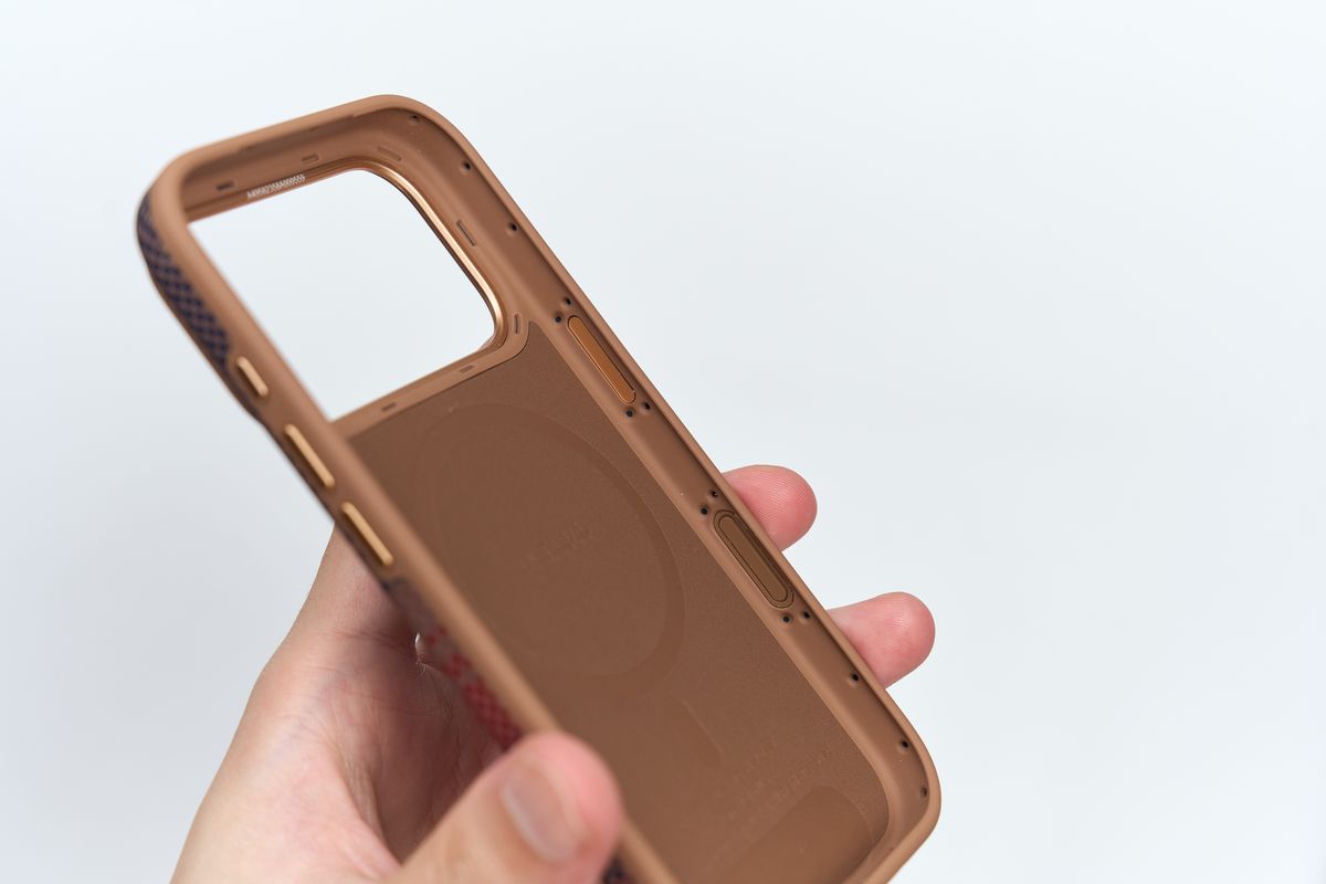 PITAKA Aramid UltraGuard Case 軍用グレード保護ケース iPhone 17 Pro用の内側をアップにして撮影