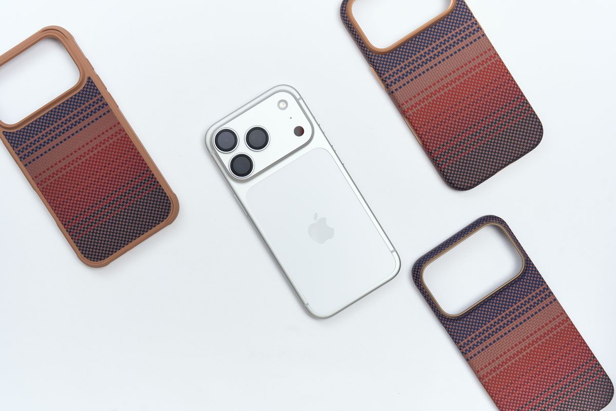 PITAKAのiPhone 17 Pro用ケースを並べている