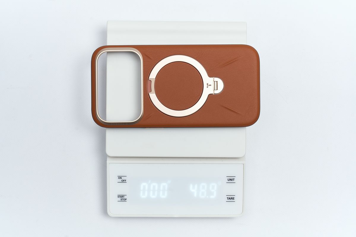 TORRAS Ostand Q3 レザートーンのケース、iPhone 17 Pro用の重さを量っている