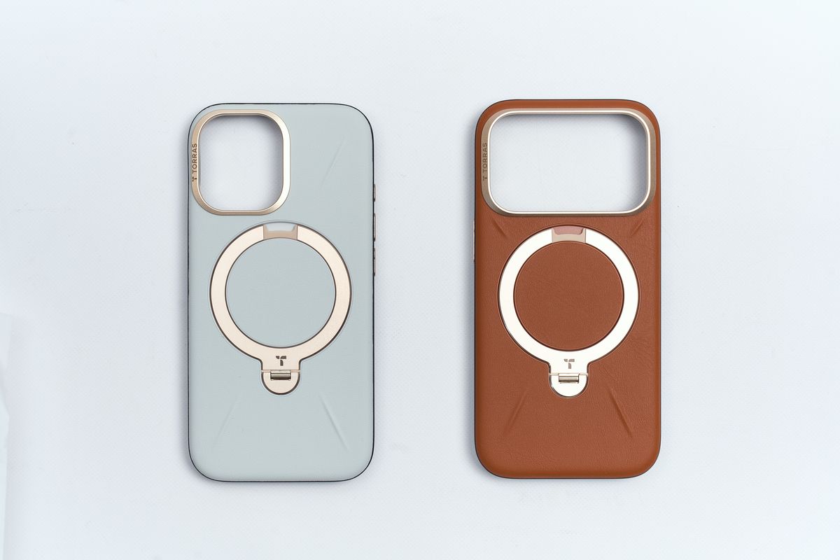 TORRAS Ostand Q3 レザートーンのケース、iPhone 17用とiPhone 17 Pro用を並べている
