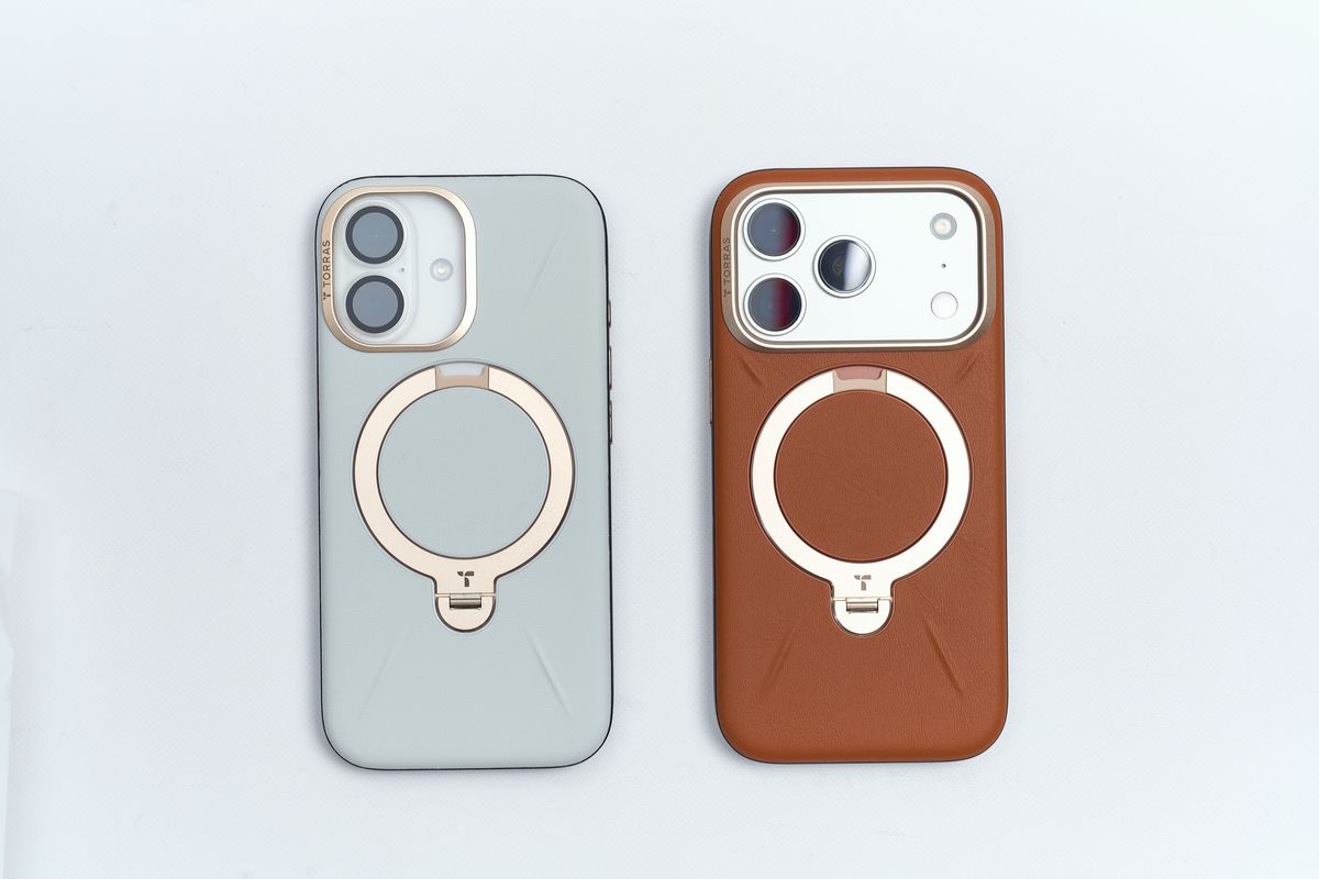 TORRAS Ostand Q3 レザートーンのケースにiPhone 17とiPhone 17 Proを装着して並べている