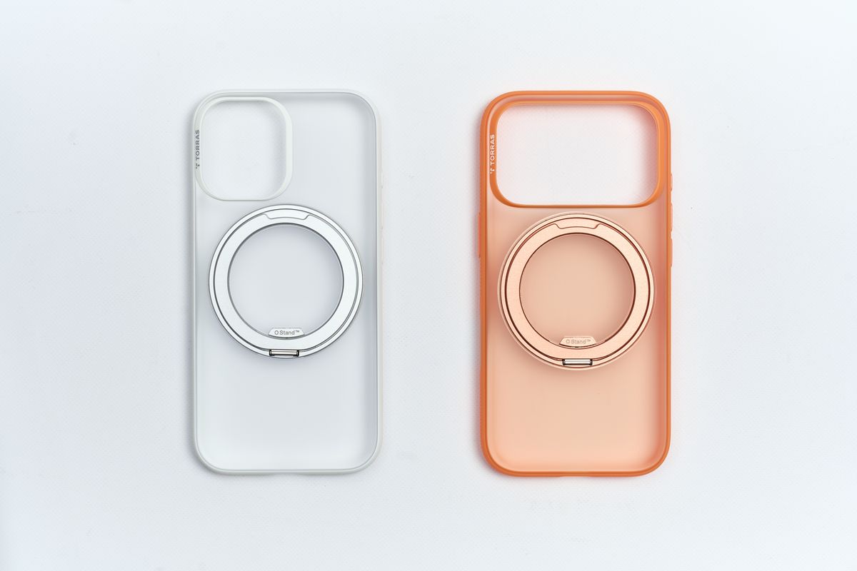 TORRAS Ostand O3 Fittnessのケース、iPhone 17とiPhone 17 Pro用を並べている