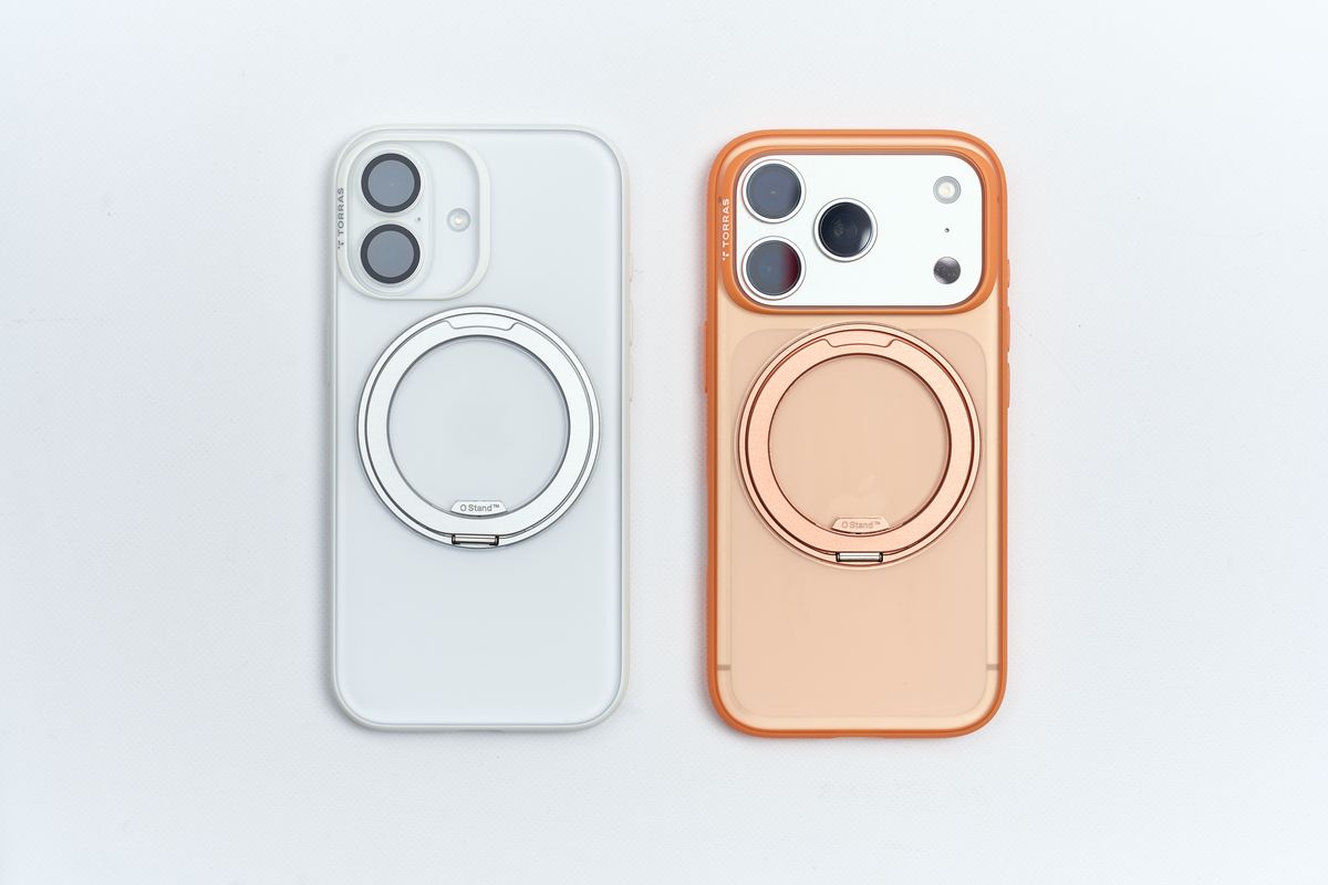 TORRAS Ostand O3 FittnessのケースにiPhone 17とiPhone 17 Proを装着して並べている