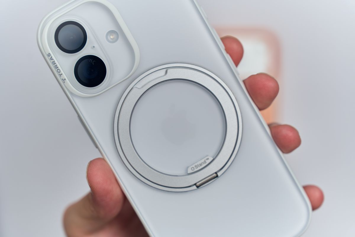 TORRAS Ostand O3 Fittnessのケース、iPhone 17用を手に持っている