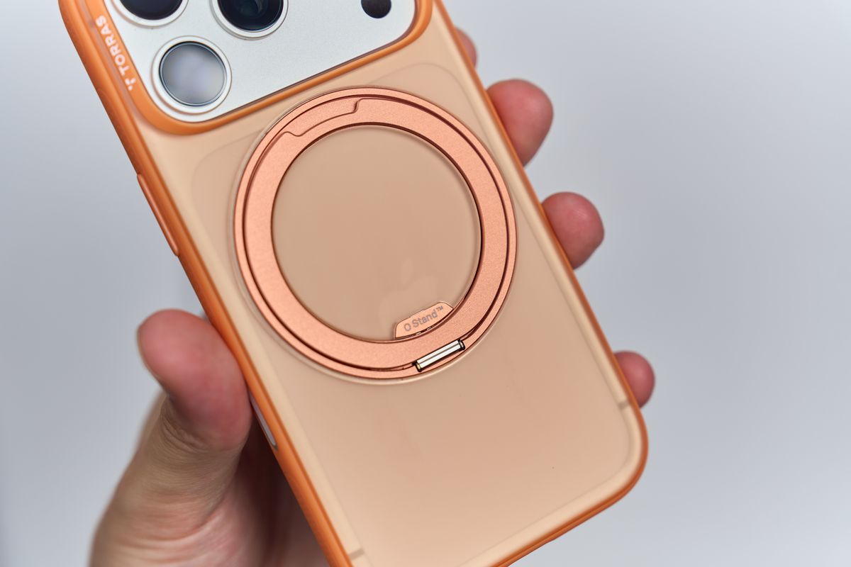 TORRAS Ostand O3 Fittnessのケース、iPhone 17 Pro用を手に持っている
