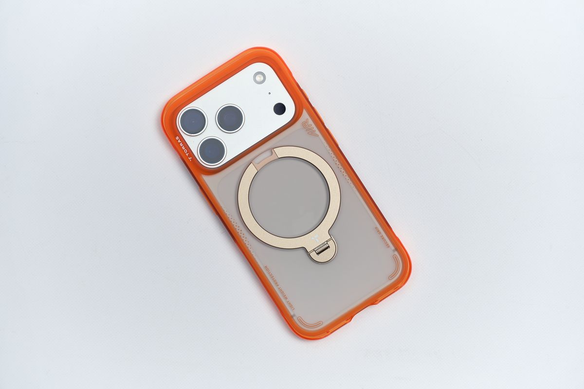 TORRAS Ostand Q3 AirのケースにiPhone 17 Proを装着して置いている