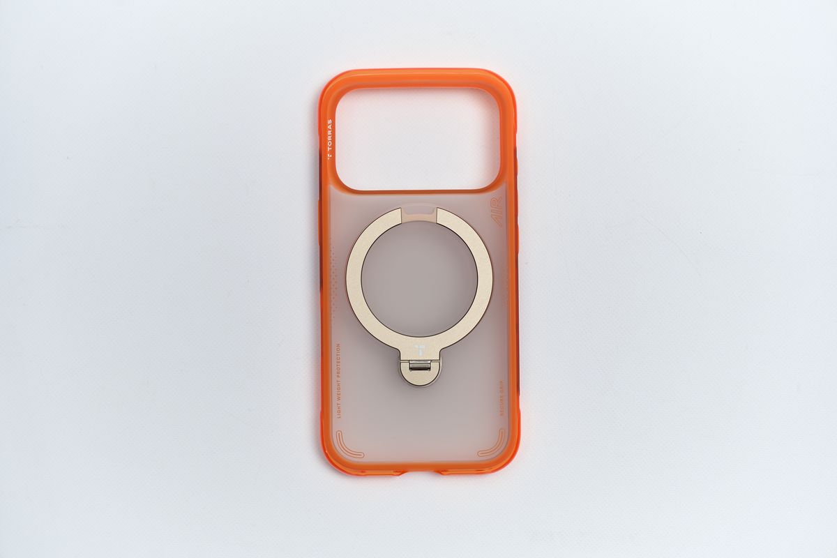 TORRAS Ostand Q3 AirのケースiPhone 17 Pro用を置いている