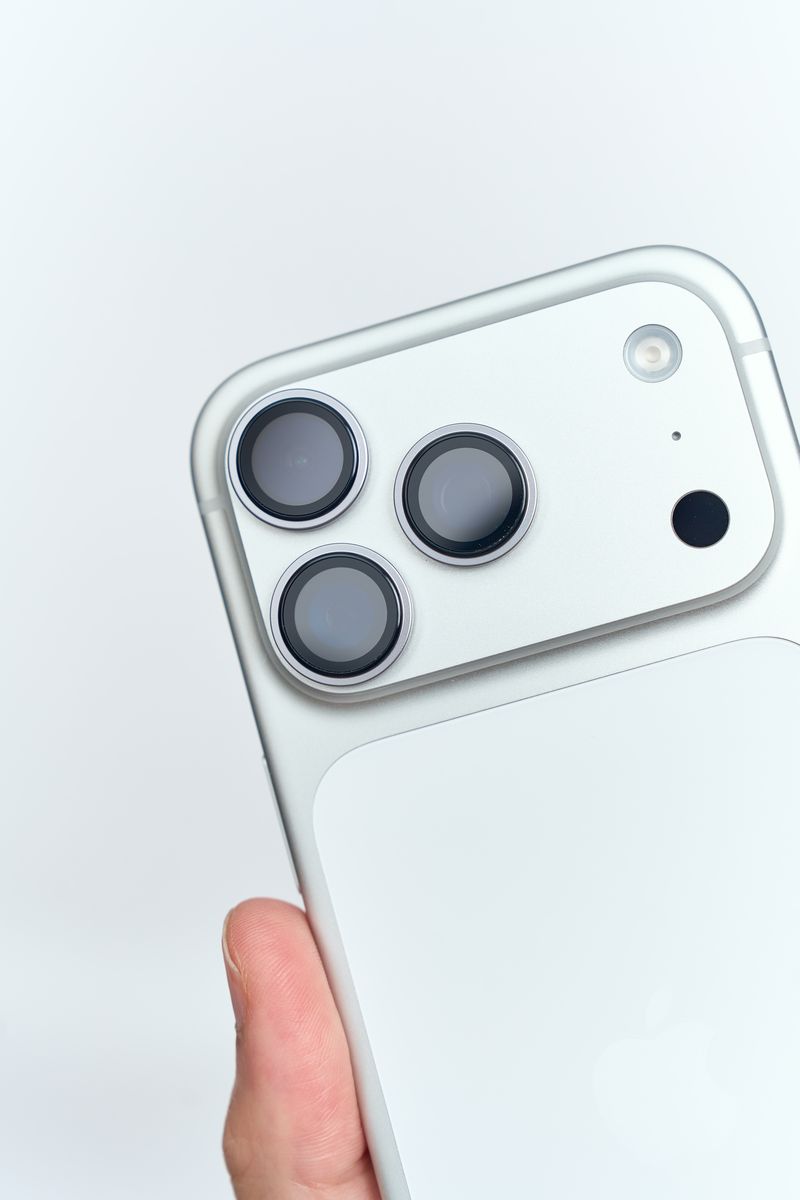 TORRASのレンズフィルム LensGuardをiPhone 17 Proに貼り付け手に持っている