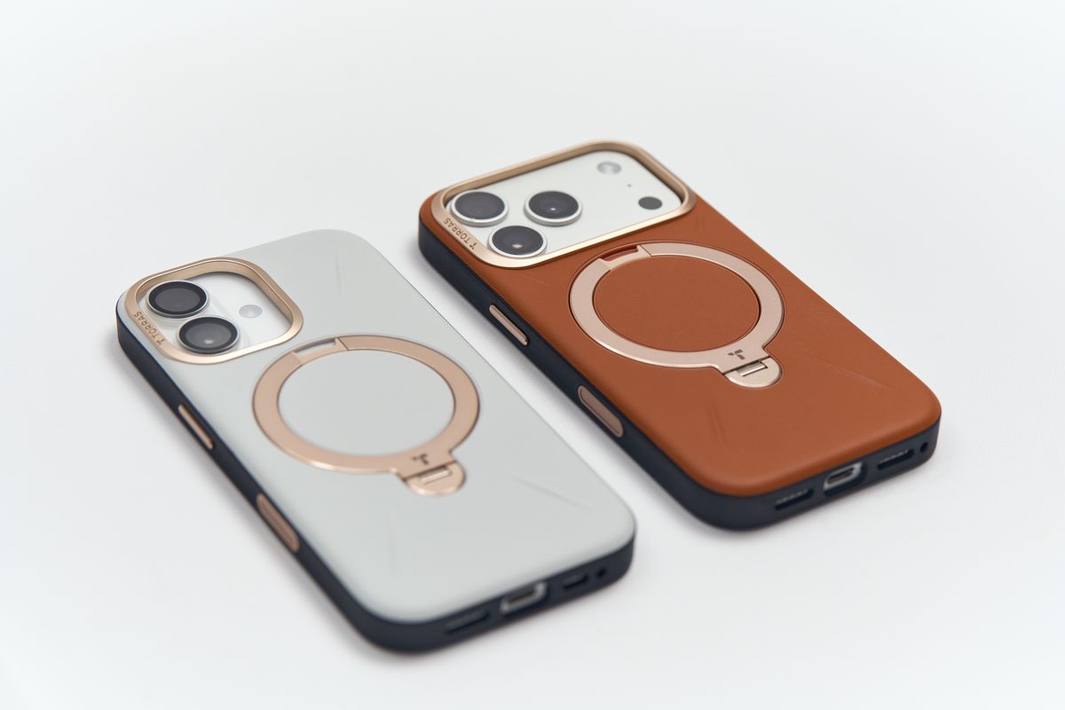 TORRAS Ostand Q3 レザートーンのケースにiPhone 17とiPhone 17 Proを装着して背面を上にして並べている