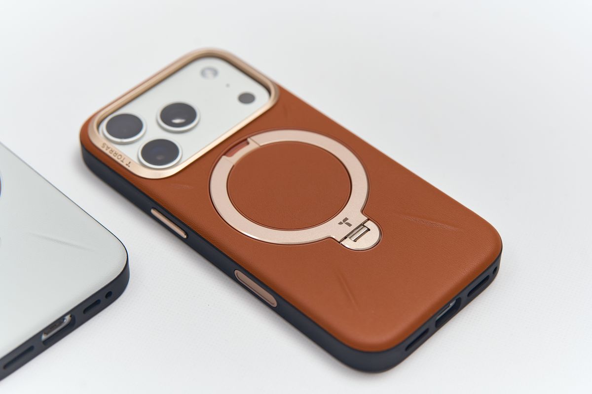 TORRAS Ostand Q3 レザートーンのケースはiPhone 17 Pr用は縁が黒色