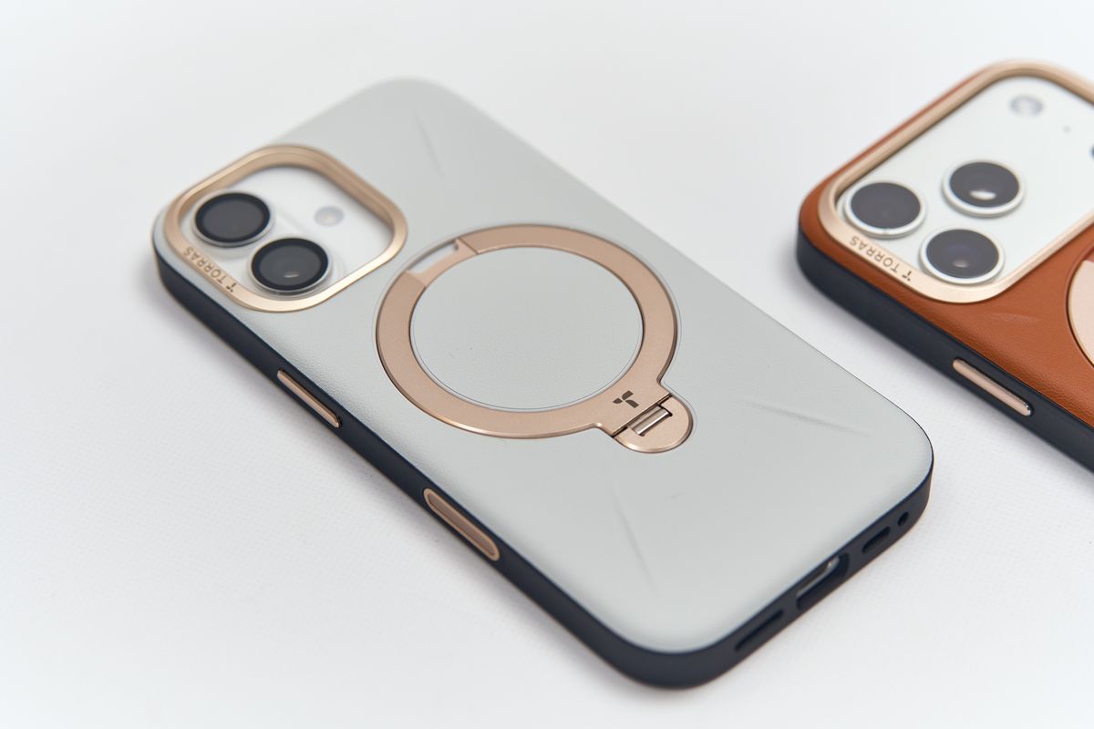TORRAS Ostand Q3 レザートーンのケース、iPhone 17用は縁が黒色