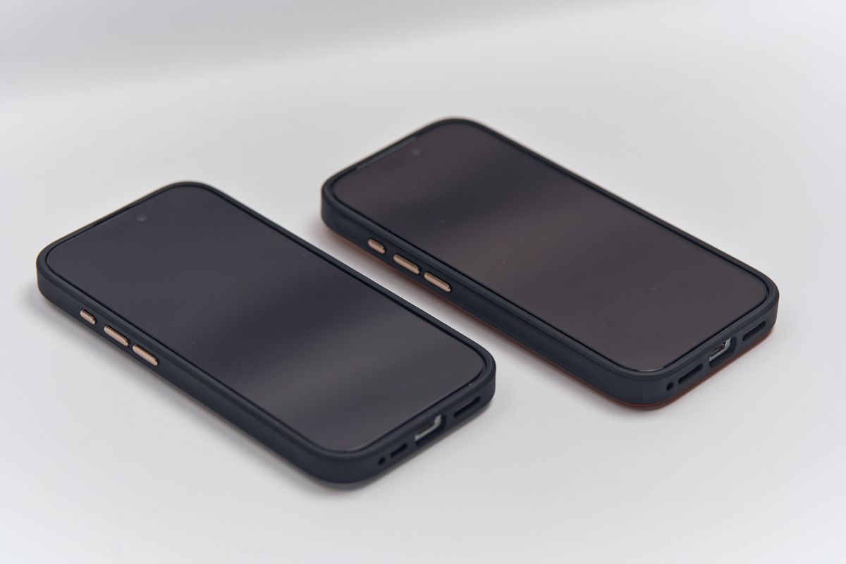 TORRAS Ostand Q3 レザートーンのケースにiPhone 17とiPhone 17 Proを装着して画面を上にして並べている