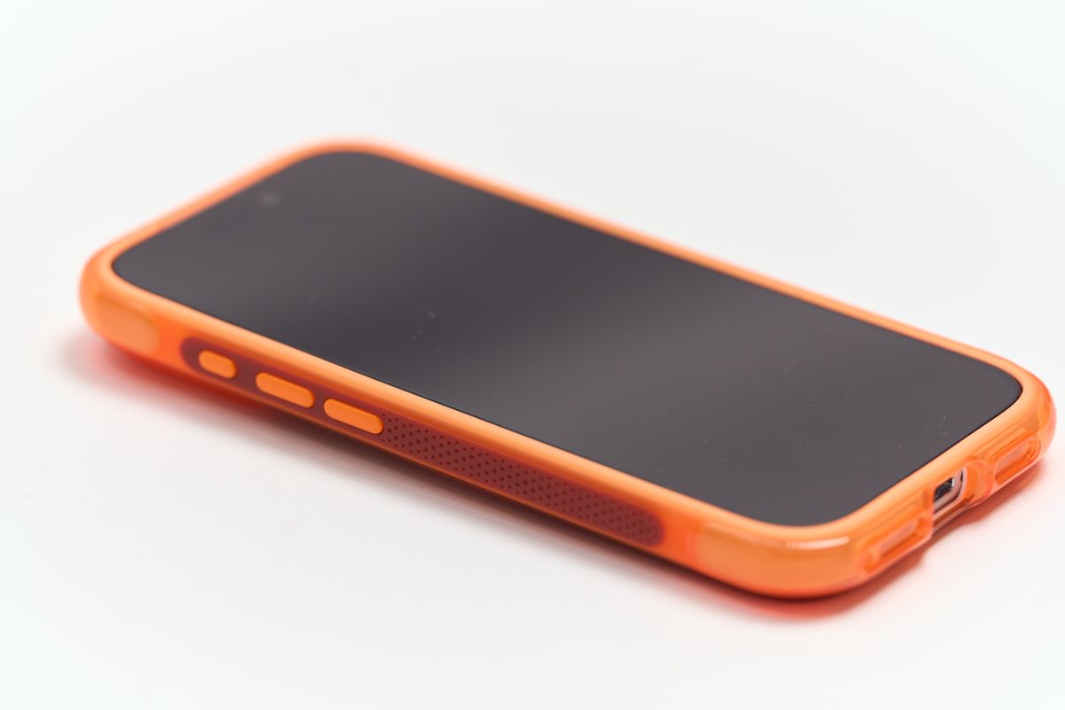  TORRAS Ostand Q3 AirにiPhoneを装着して画面を上にして置いている
