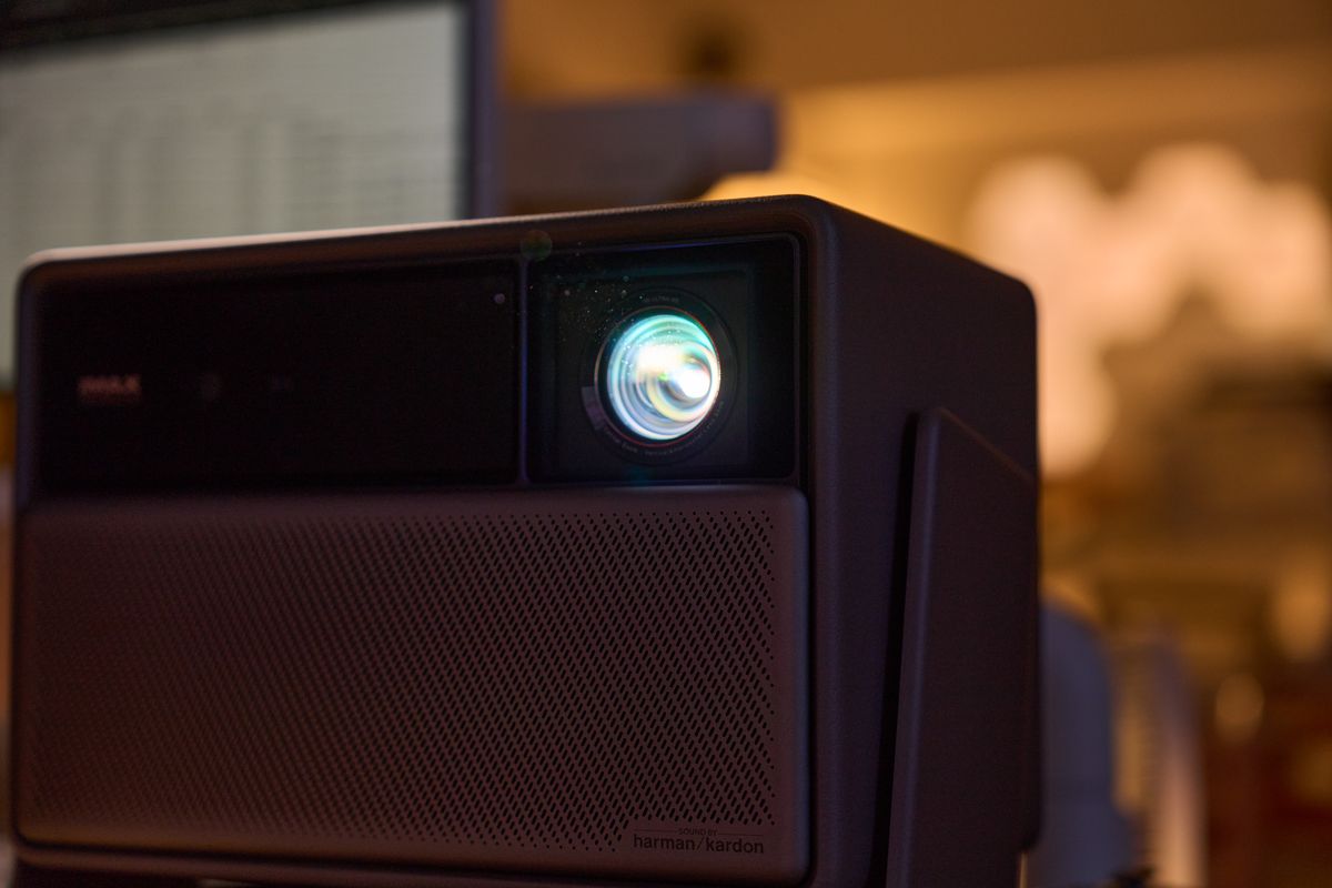 XGIMI HORIZON 20 Proのレンズからレーザーが出ている様子