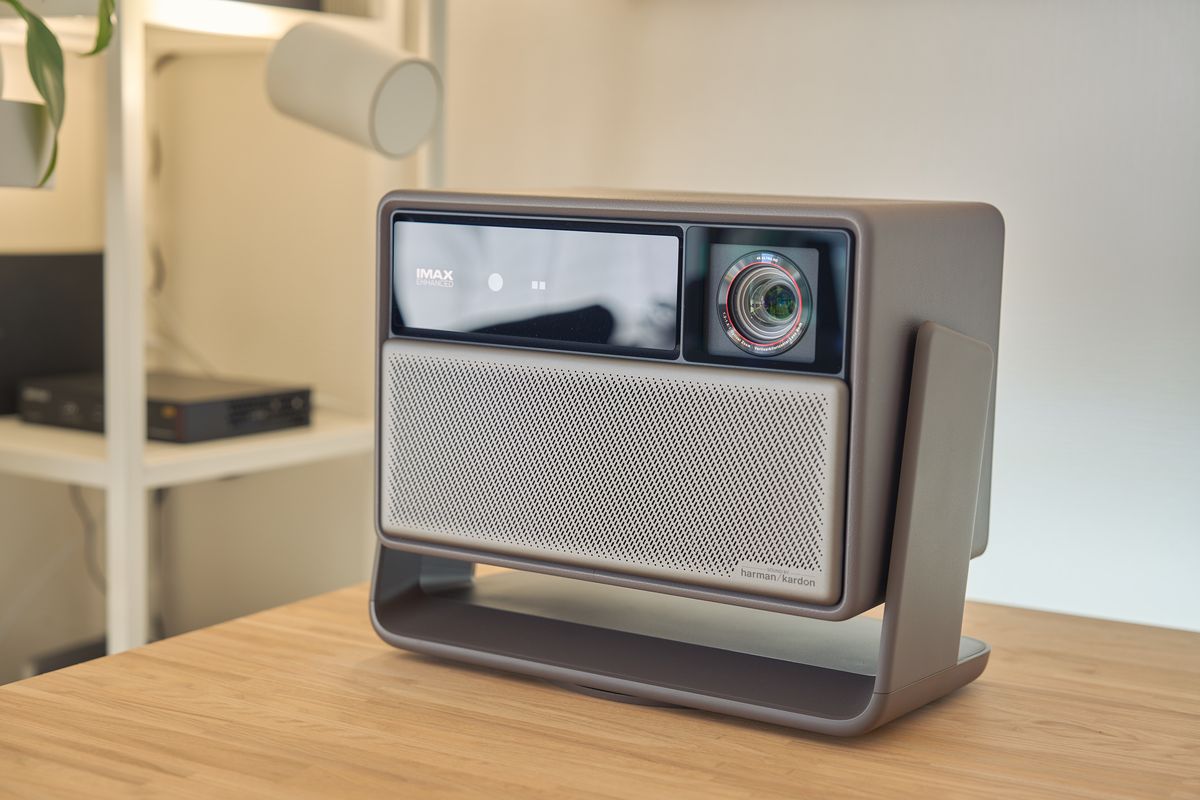 XGIMI HORIZON 20 Proをデスクの上に置いている