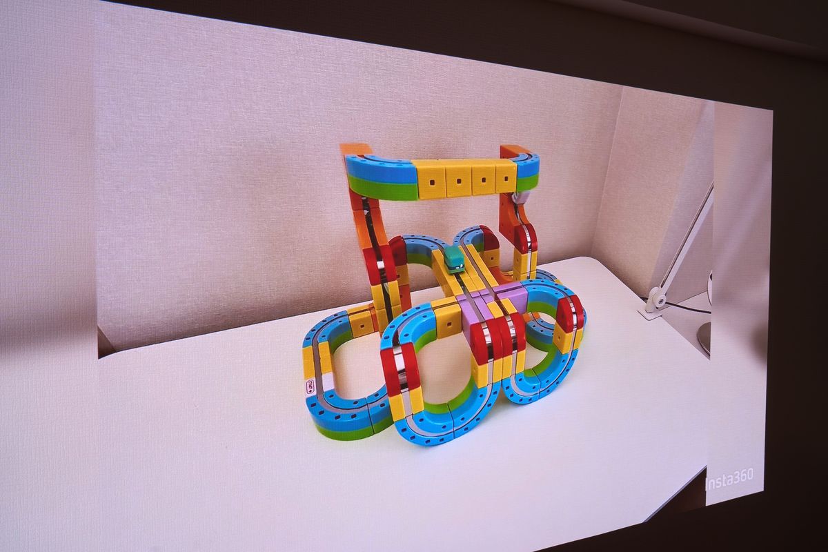 XGIMI HORIZON 20 Proでカラフルな映像を映している