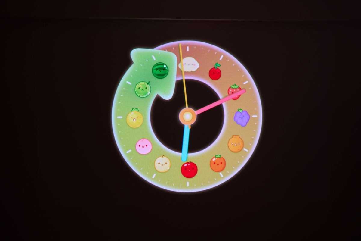 Aladdin Poca Laserで時計を投影している