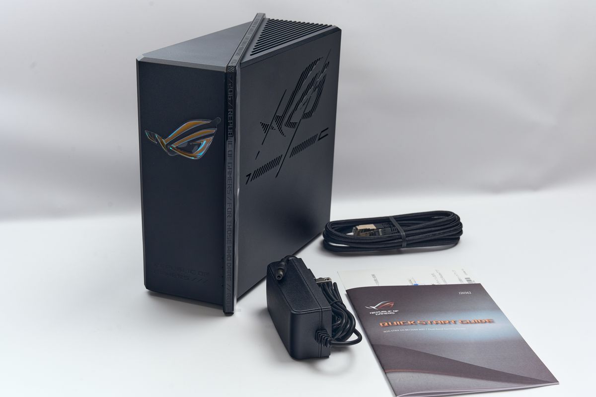ASUS ROG Strix GS-BE7200Xと付属品を並べている