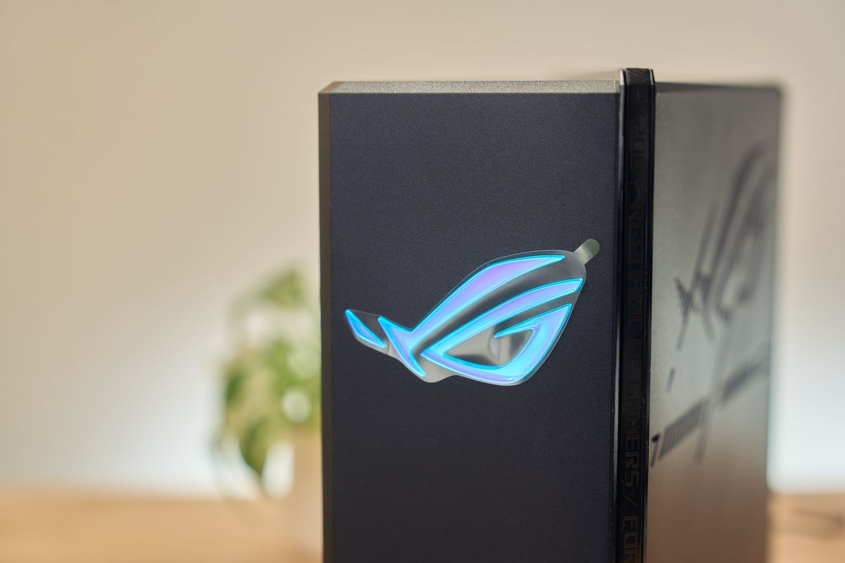 ASUS ROG Strix GS-BE7200X正面が光っている