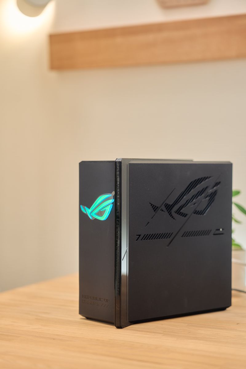 ASUS ROG Strix GS-BE7200Xをデスクに置いている