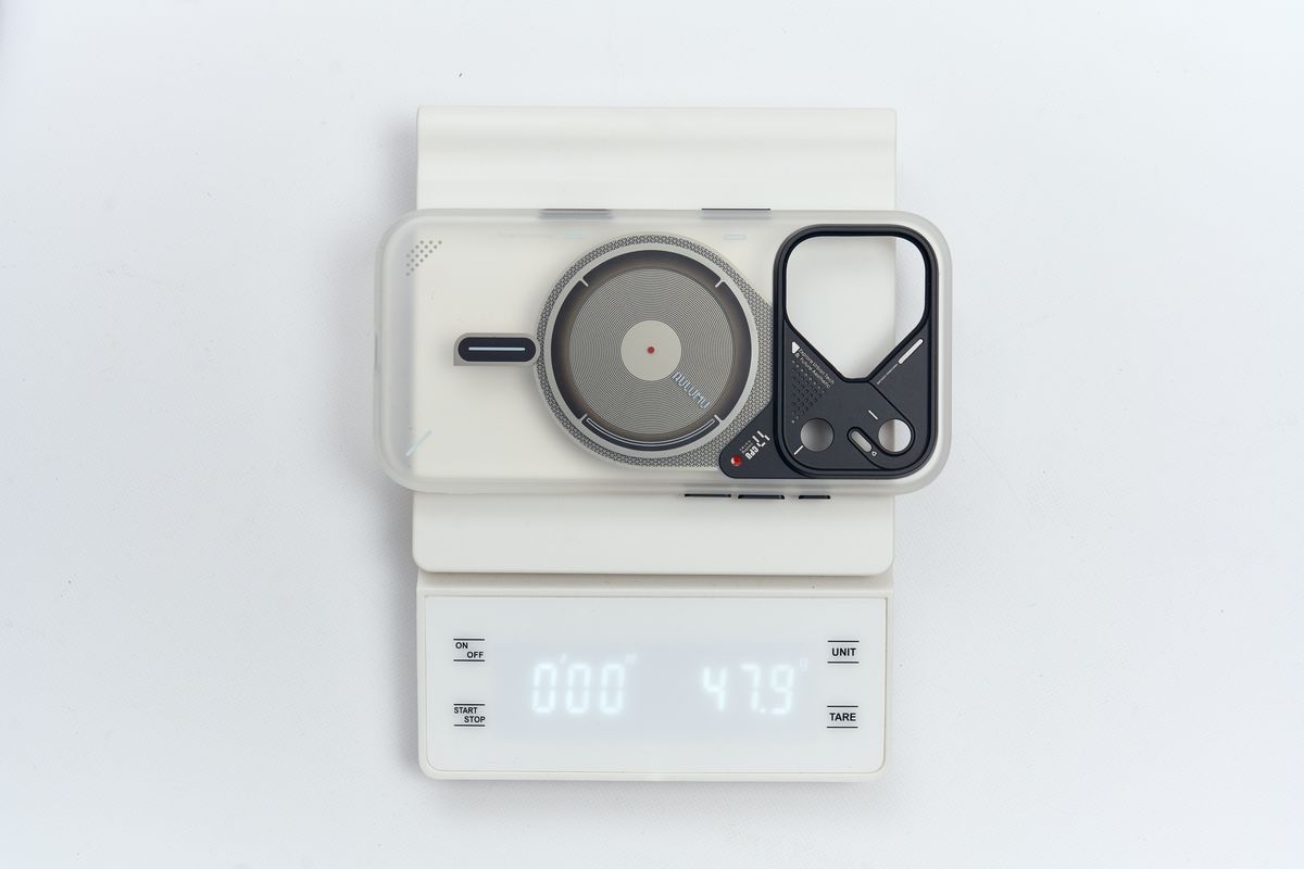 AULUMU A17 Frostedの重さを量っている