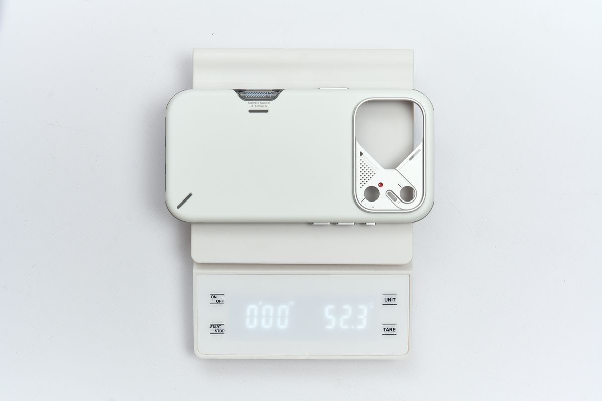 AULUMU A17 Slim Shockproof Caseの重さを量っている