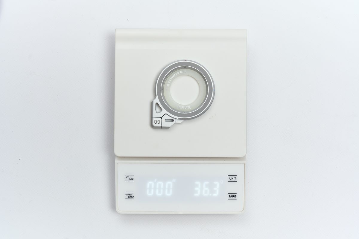 AULUMU G09 Infinite 360 MagSafe Standの重さを量っている