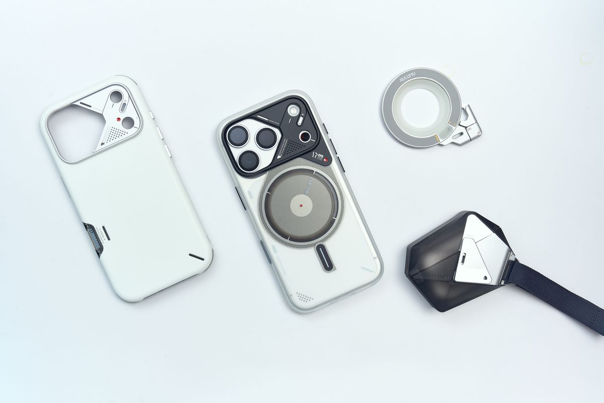 AULUMU iPhone 17 Pro用アクセサリーを並べている