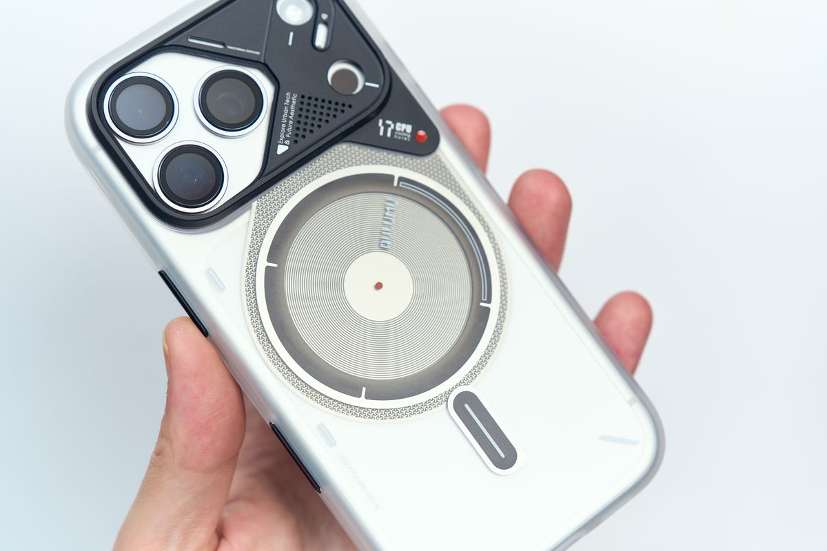 AULUMU A17 Frostedを手に持っている