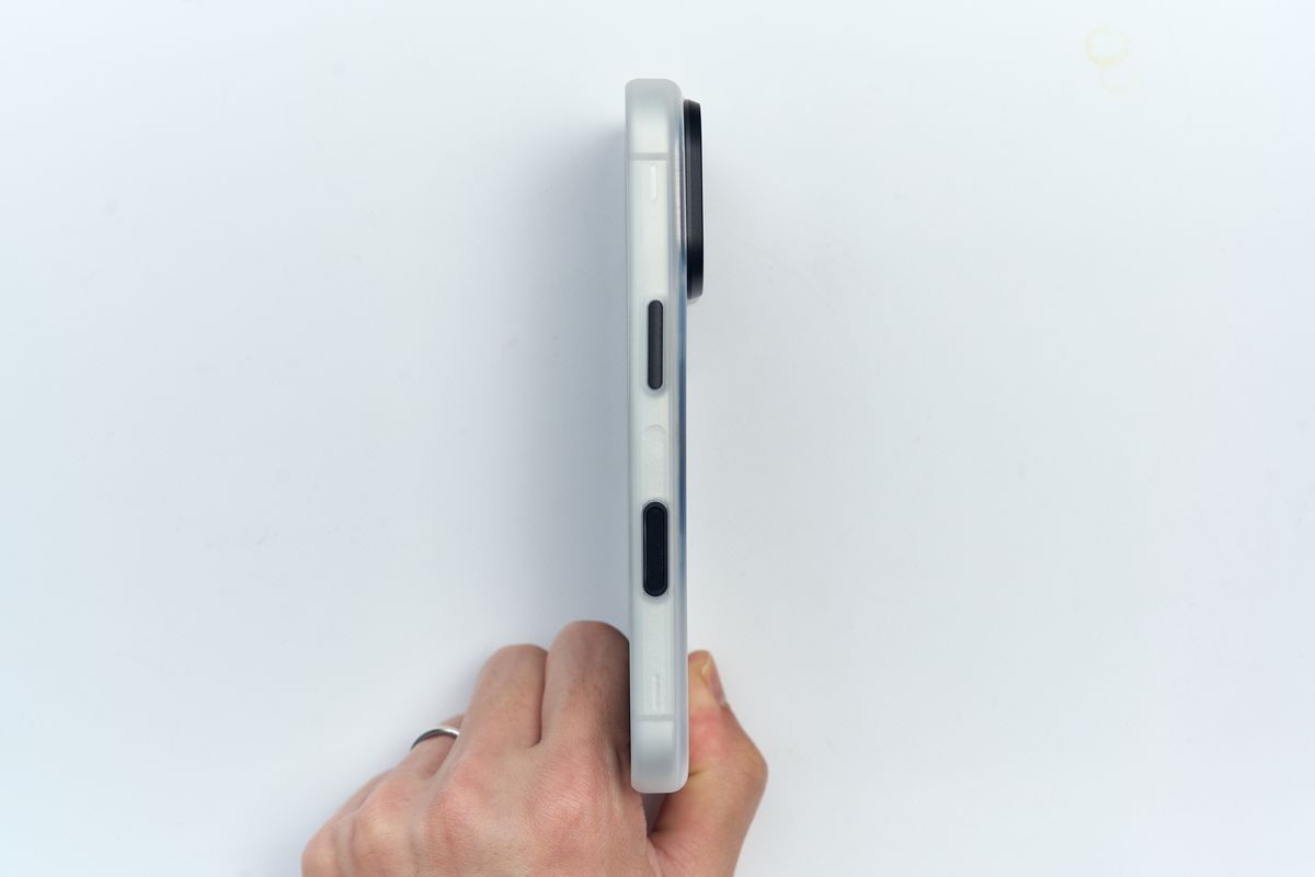 AULUMU A17 Frostedの電源ボタンがある側面