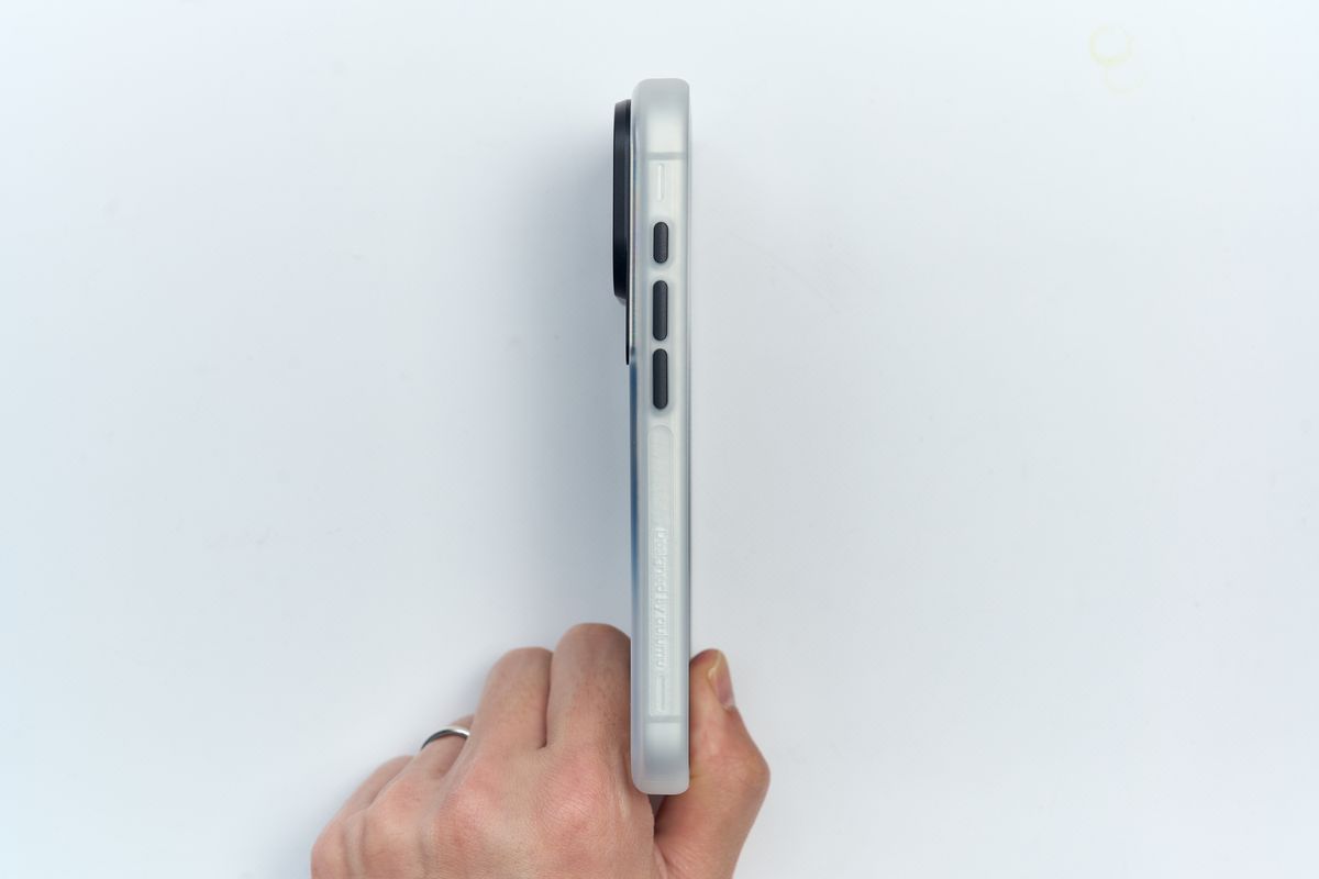 AULUMU A17 Frostedの音量ボタンがある側面