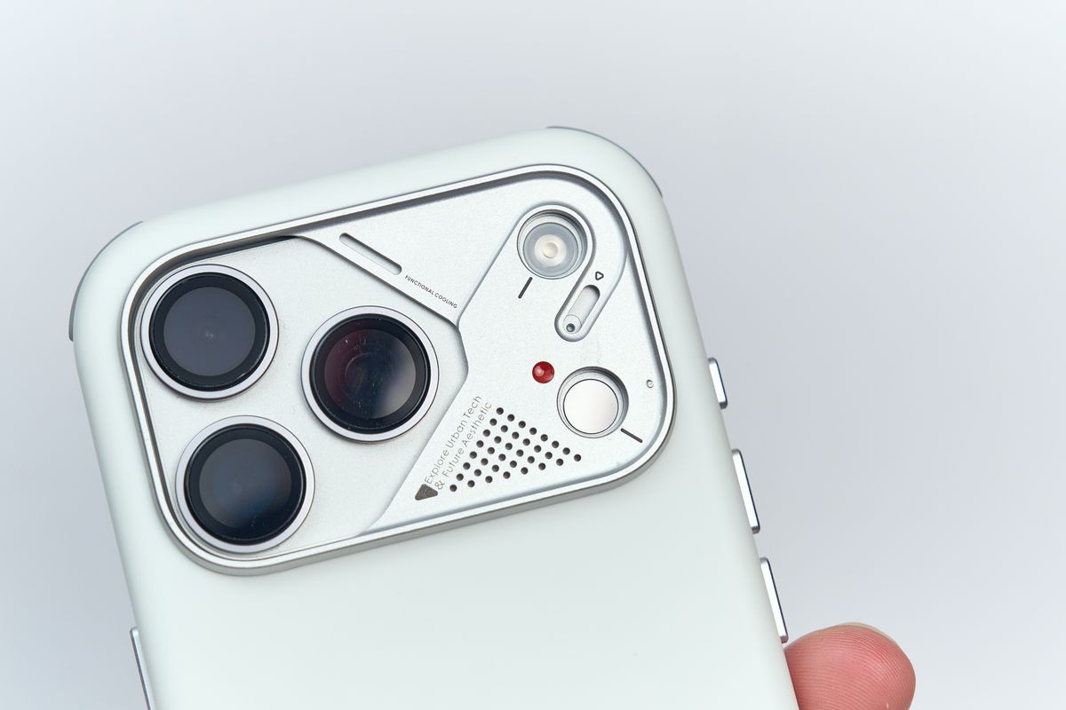 AULUMU A17 Slim Shockproof Caseのカメラ保護部分