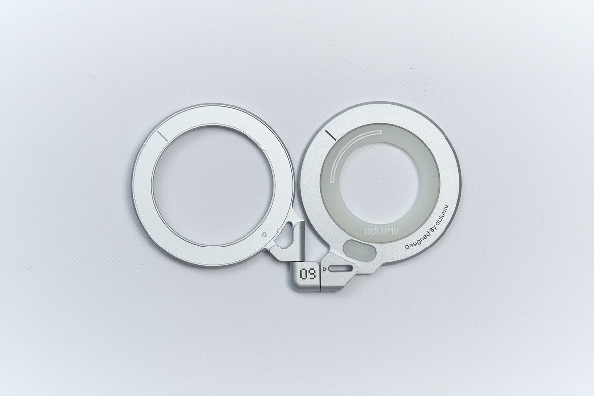 AULUMU G09 Infinite 360 MagSafe Standを横に開いている