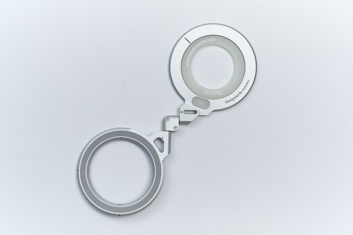 AULUMU G09 Infinite 360 MagSafe Standを下に開いている