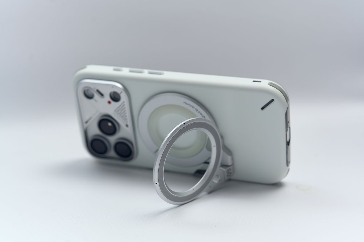 AULUMU G09 Infinite 360 MagSafe StandをiPhoneに取り付けスタンドにしている