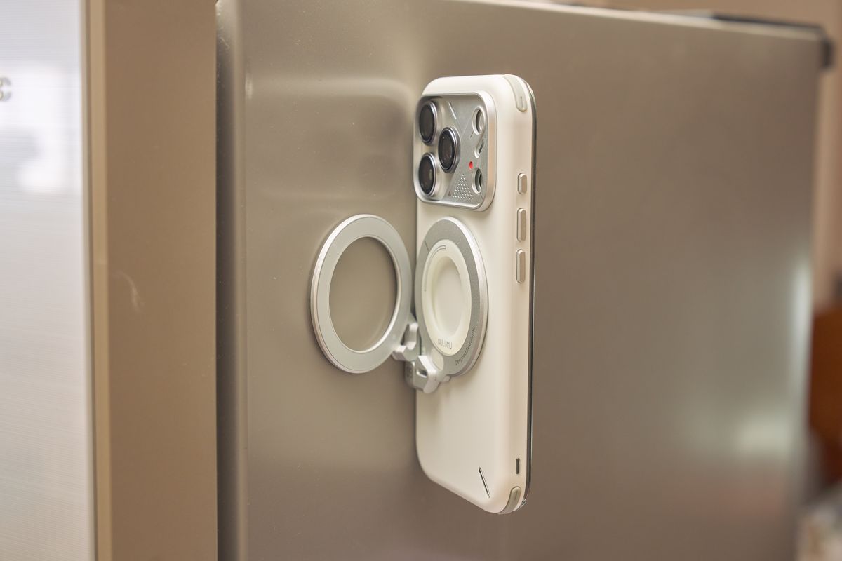 AULUMU G09 Infinite 360 MagSafe StandをつけたiPhoneを冷蔵庫にくっつけている